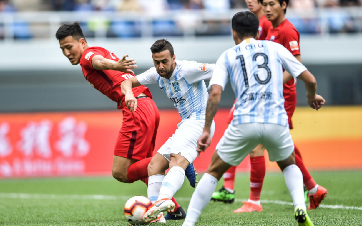 包含利物浦赛后调整名单，志在中超名次提升，压力陡增，更衣室氛围转暖的词条