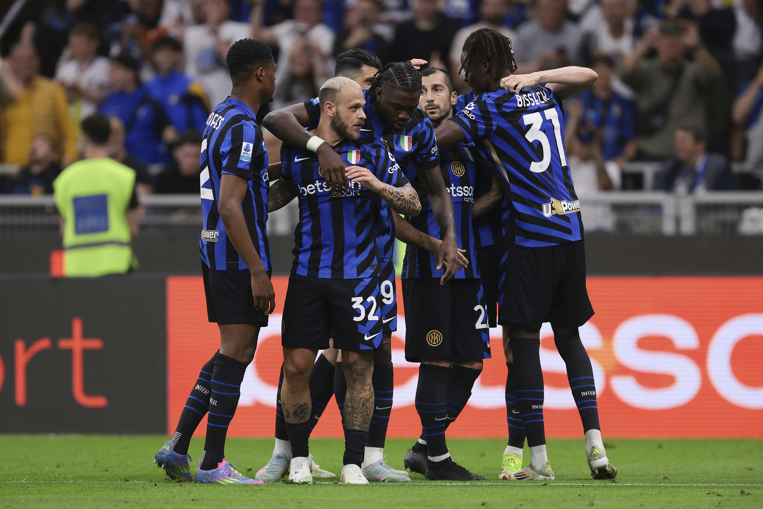 包含今晚本菲卡备战欧冠里昂远射贴柱备战意甲之后，国际米兰转会期伤情更新的词条