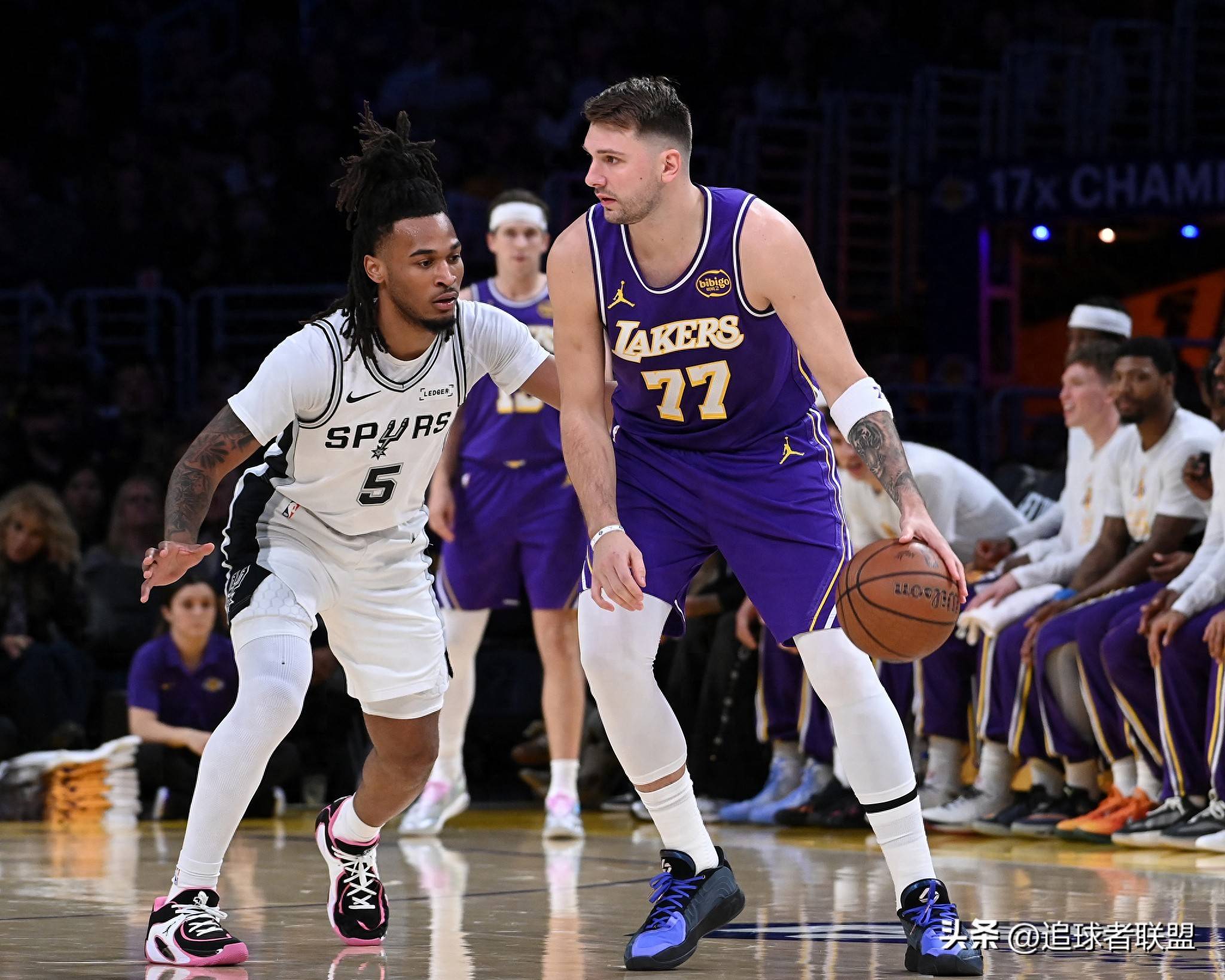 关于刚刚！东契奇连续五场比赛得分超过赛况扑朔迷离风云突变萨克拉门托国王今晨手感冰凉，北京首钢国际比赛日队长鼓劲的信息